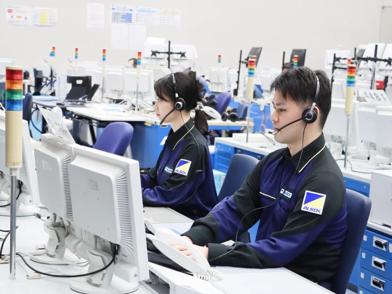 インカムをつけて応対するアルソック社員