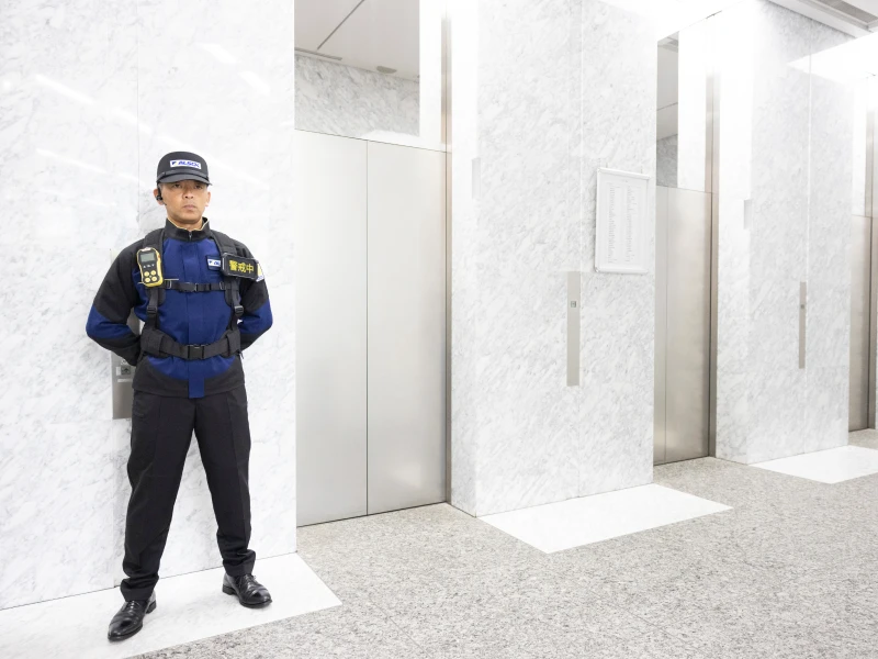 常駐警備中のアルソック社員