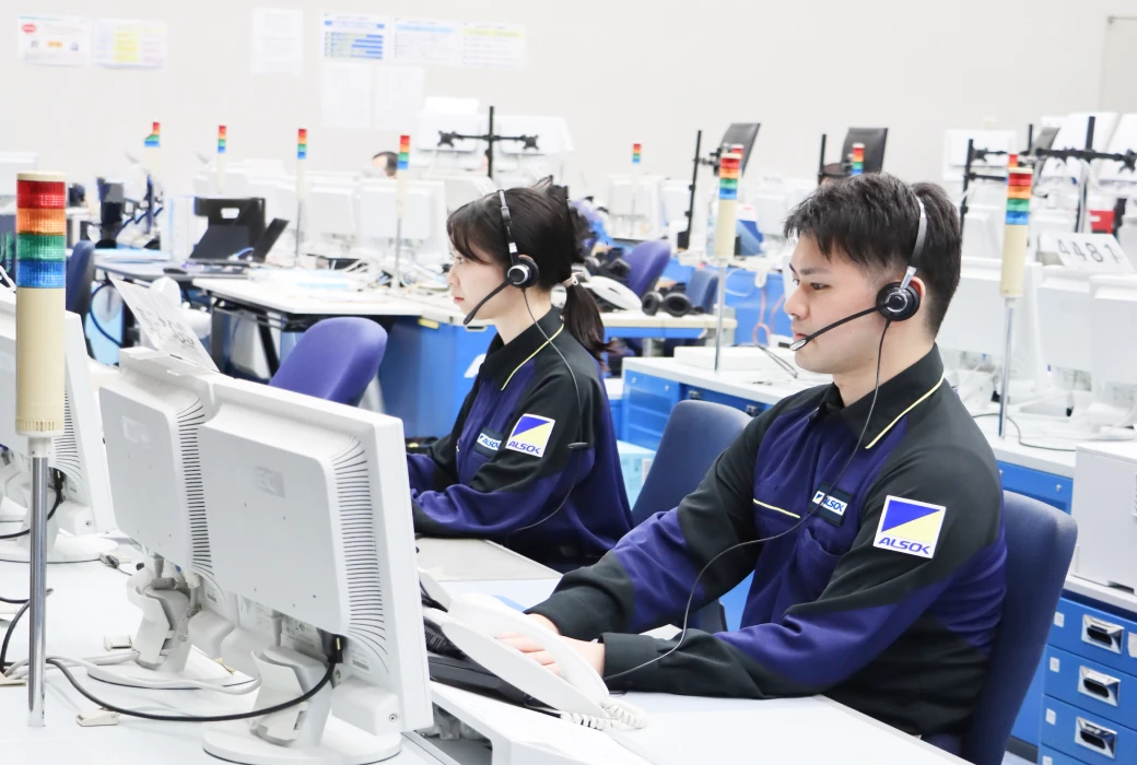 インカムをつけて応対するアルソック社員
