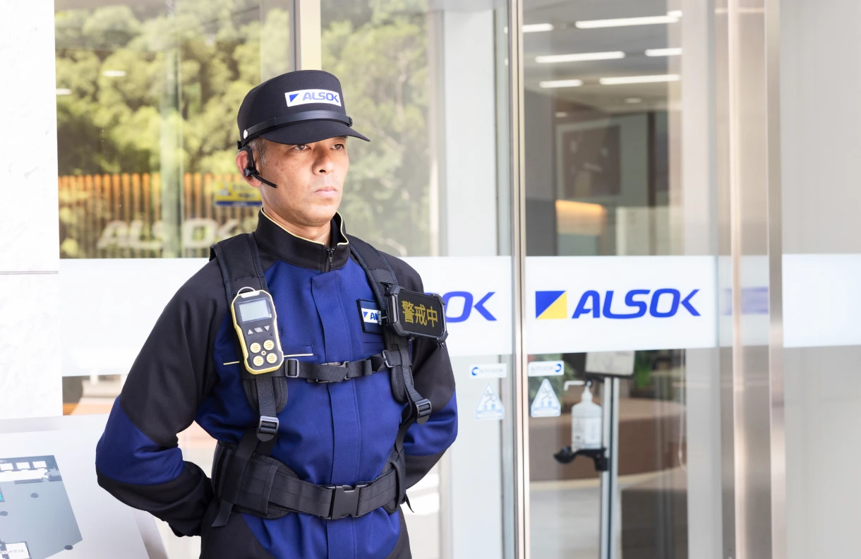常駐警備中のアルソック北陸株式会社の社員の写真