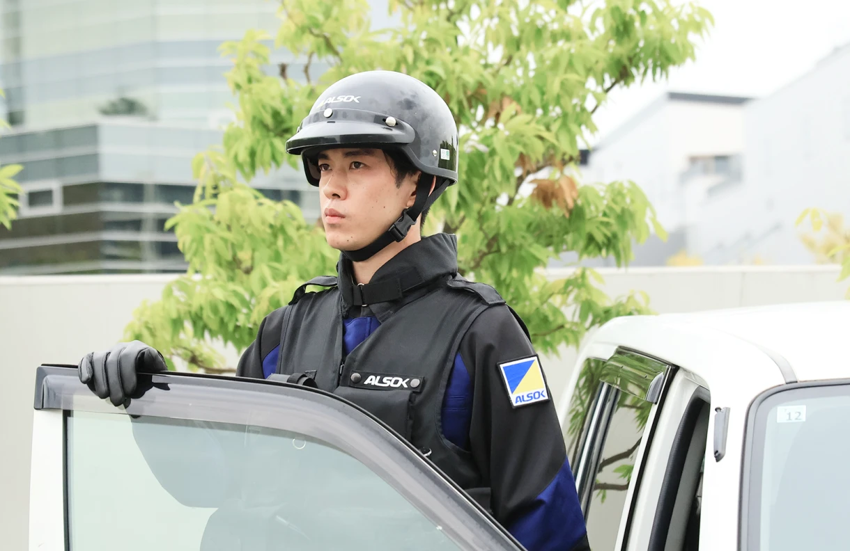 機械警備中のアルソック北陸株式会社の社員の写真