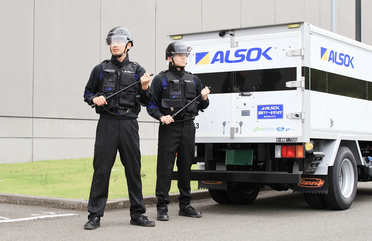 警備輸送中のアルソック北陸株式会社の社員の写真