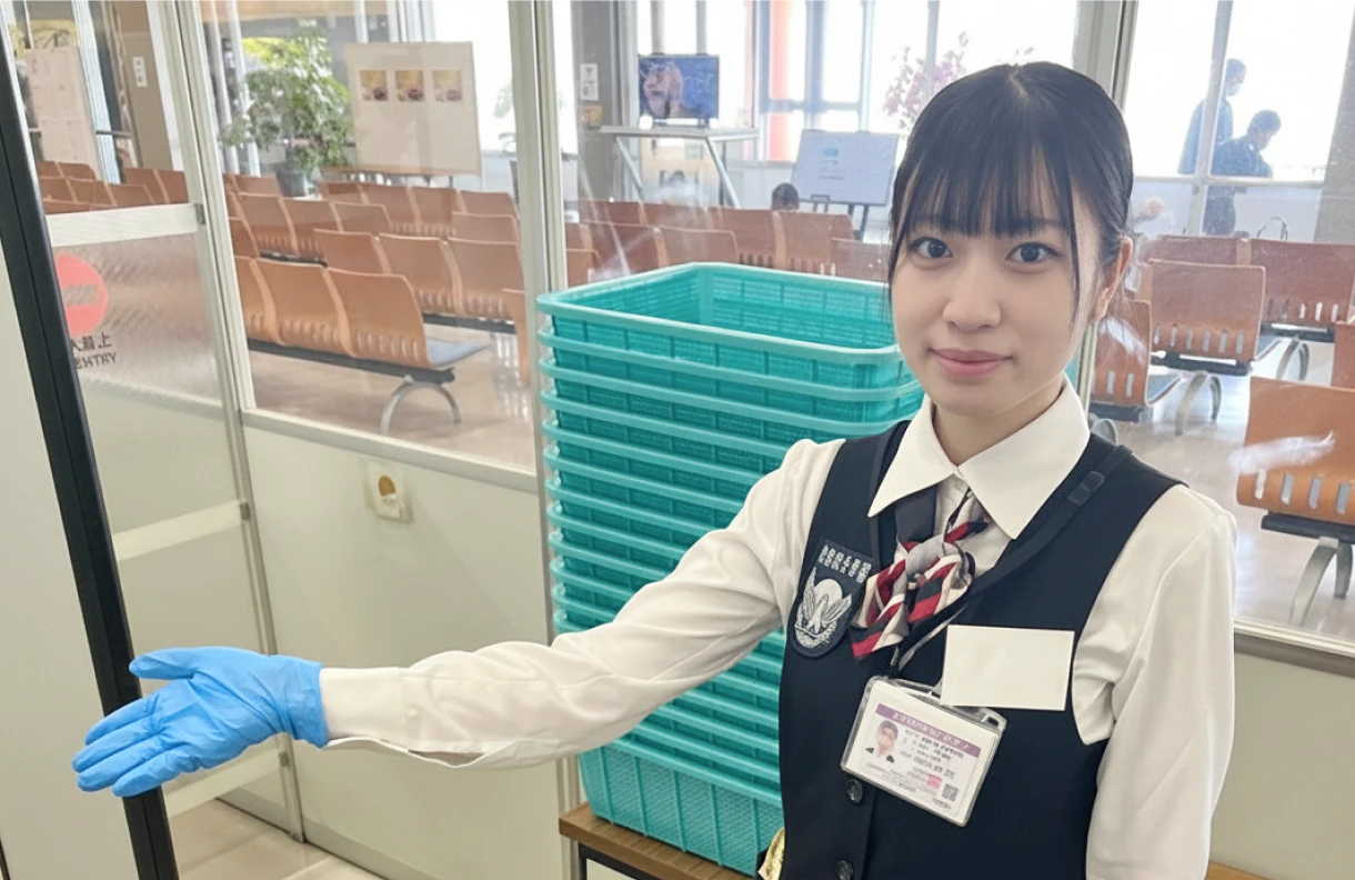 空港保安業務中のアルソック北陸株式会社の社員の写真